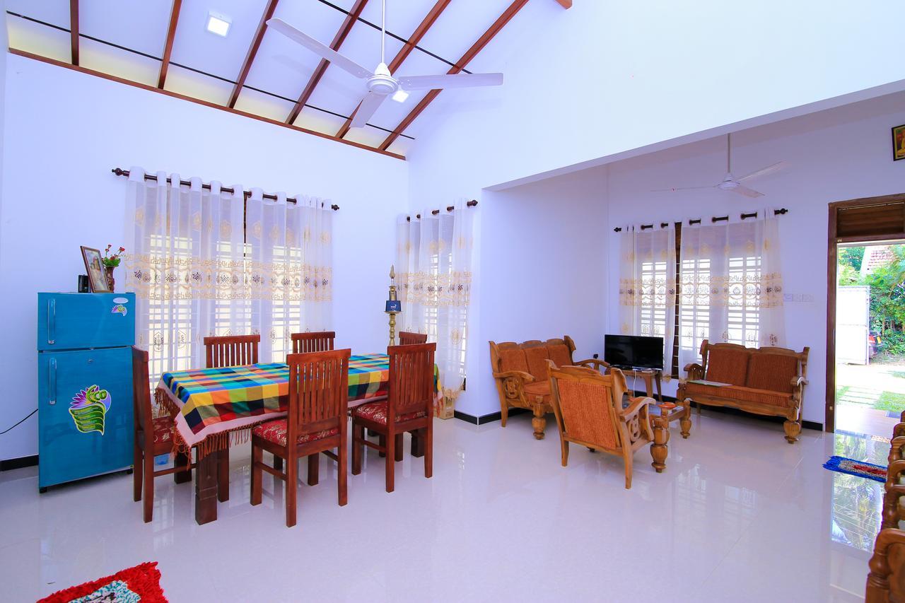 Surf Bay House Hotel Zuid-Dikwella Kamer foto